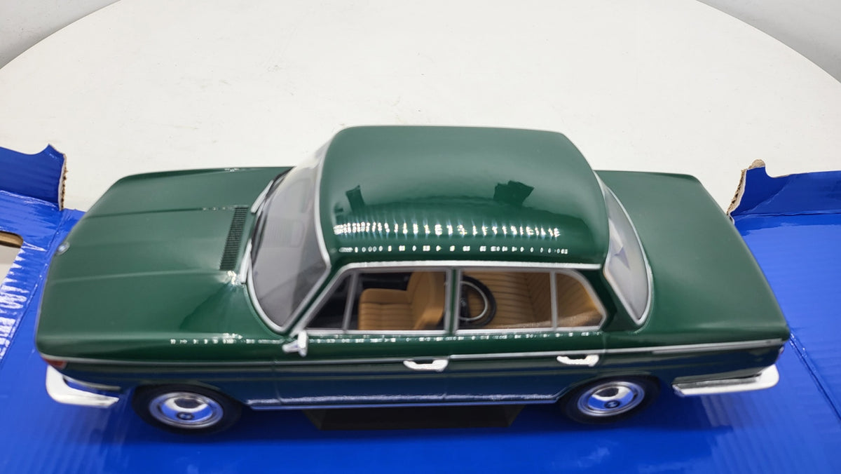 BMW 2000 (Typ 121) Donkergroen 1966 - MCG 1:18