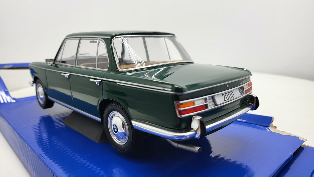 BMW 2000 (Typ 121) Donkergroen 1966 - MCG 1:18