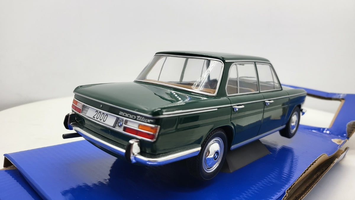 BMW 2000 (Typ 121) Donkergroen 1966 - MCG 1:18