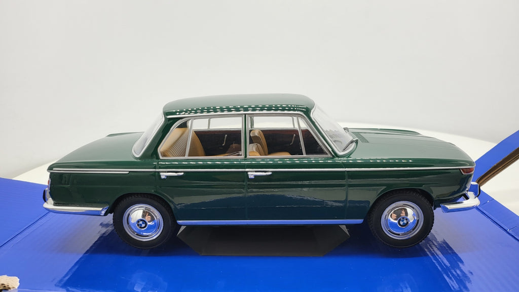 BMW 2000 (Typ 121) Donkergroen 1966 - MCG 1:18