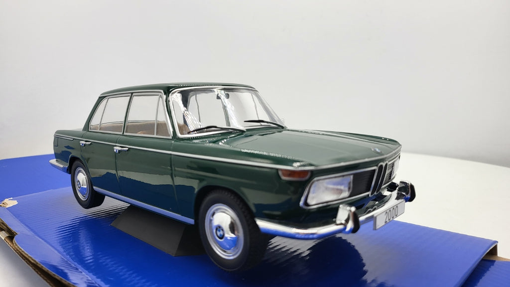 BMW 2000 (Typ 121) Donkergroen 1966 - MCG 1:18