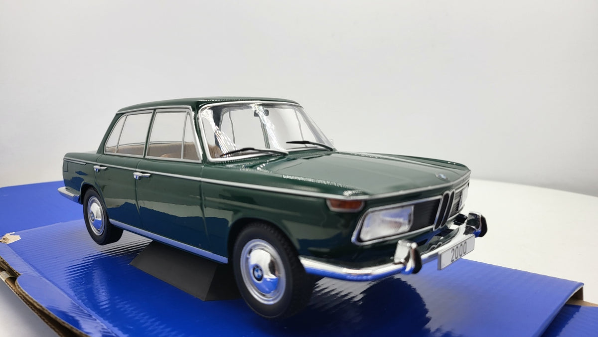 BMW 2000 (Typ 121) Donkergroen 1966 - MCG 1:18