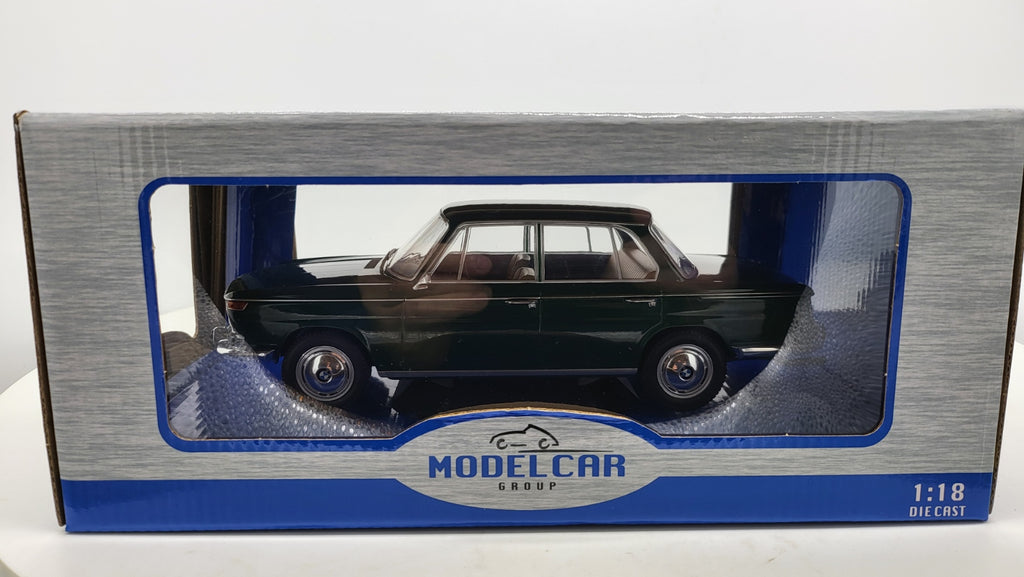 BMW 2000 (Typ 121) Donkergroen 1966 - MCG 1:18