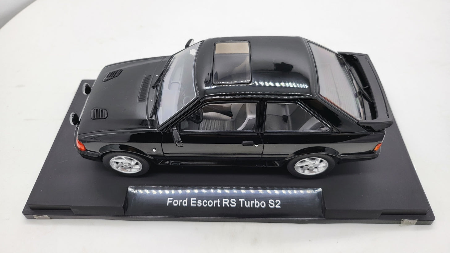 MCG: Ford Escort MK IV RS Turbo S2 Zwart (1990) - Schaal 1:18