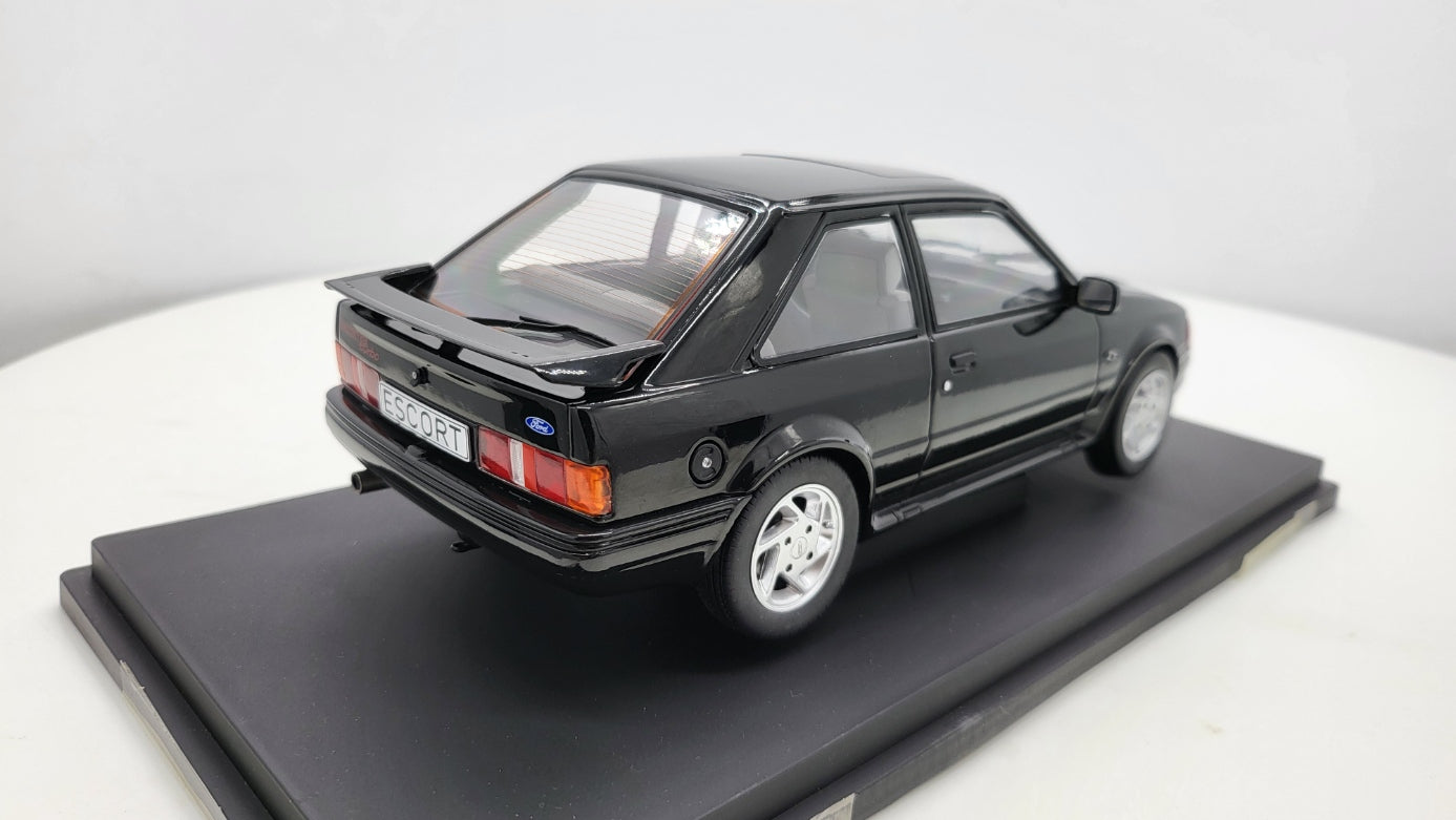 MCG: Ford Escort MK IV RS Turbo S2 Zwart (1990) - Schaal 1:18
