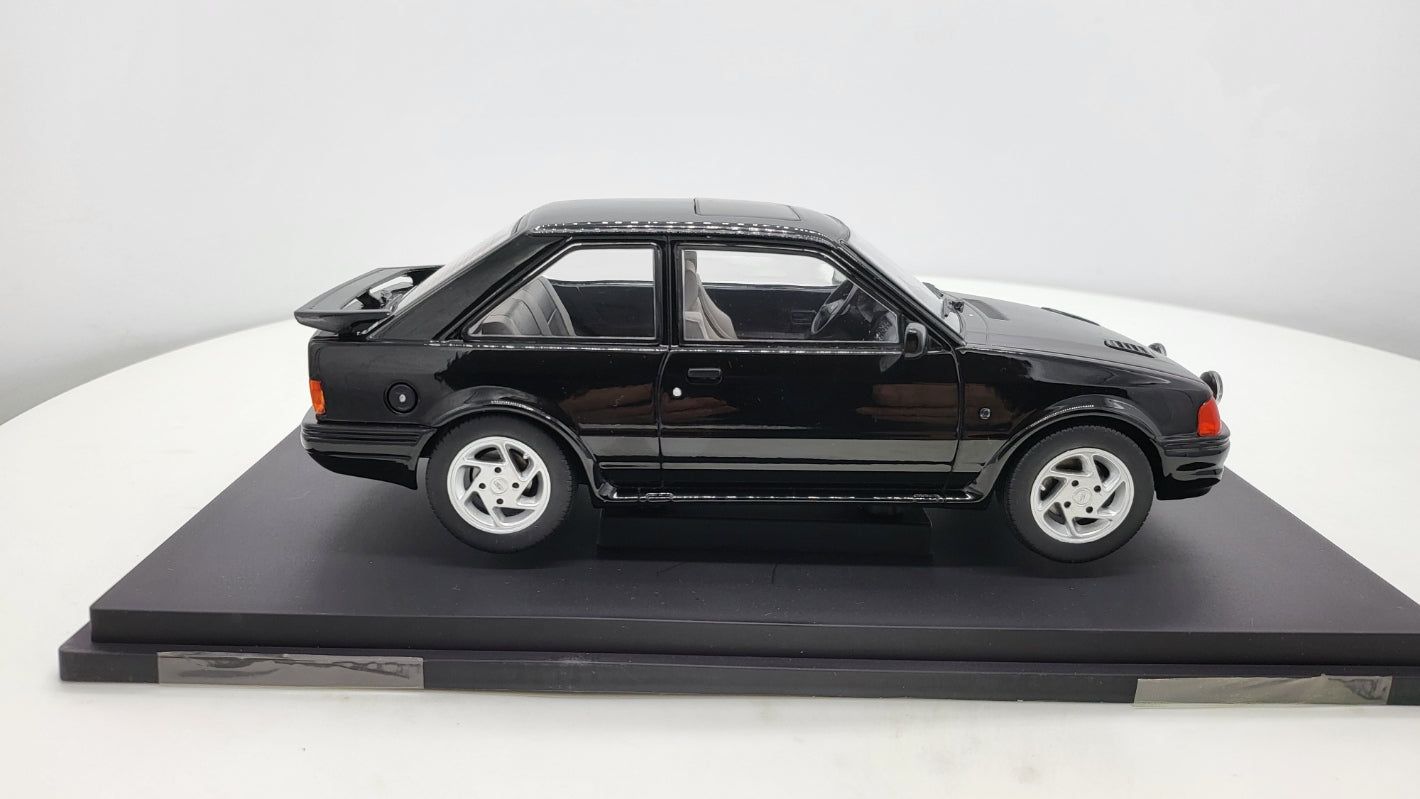 MCG: Ford Escort MK IV RS Turbo S2 Zwart (1990) - Schaal 1:18