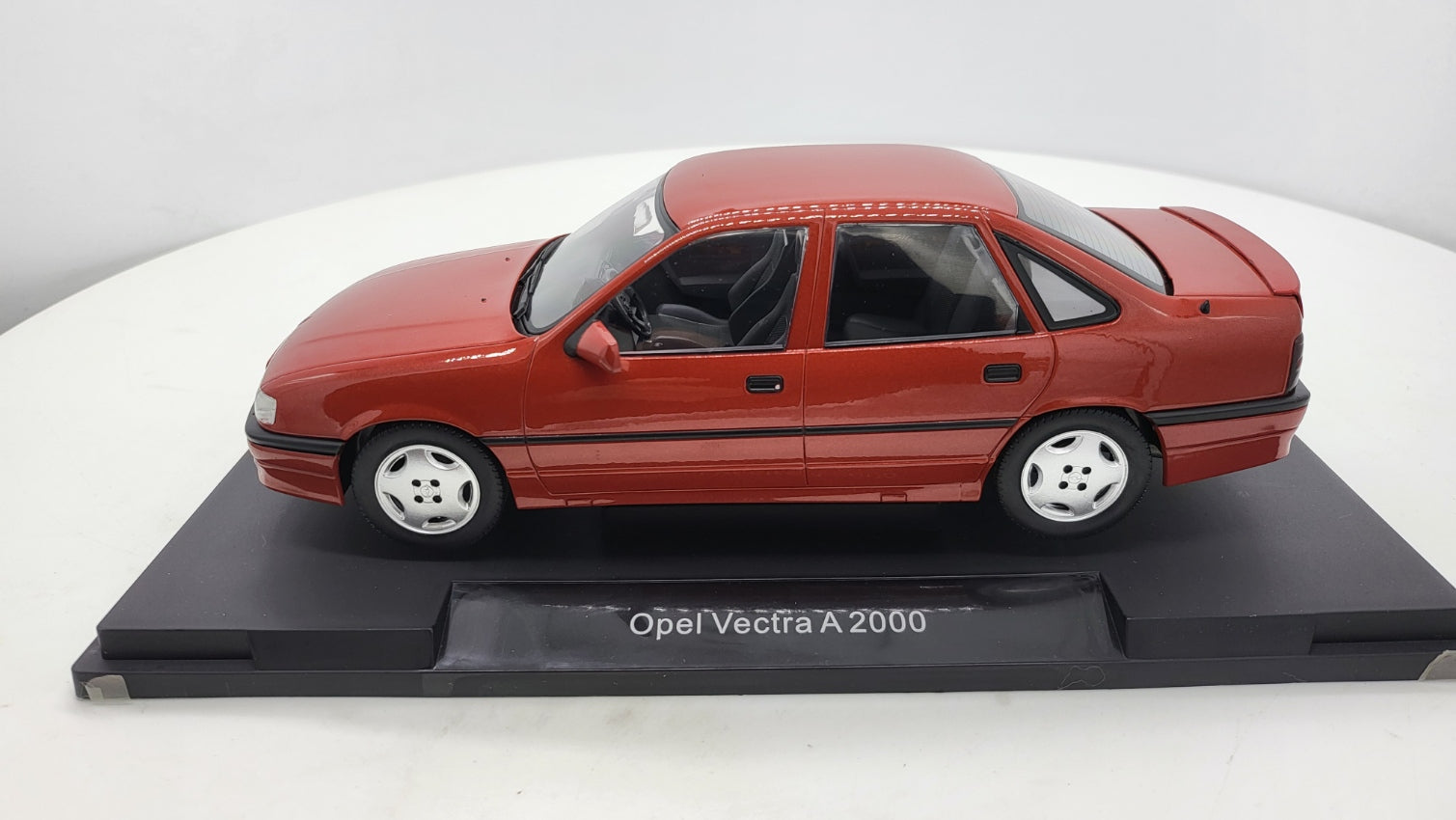 MCG: Opel Vectra A 2000 Bordeaux Rood Metallic (1990) - Schaal 1:18