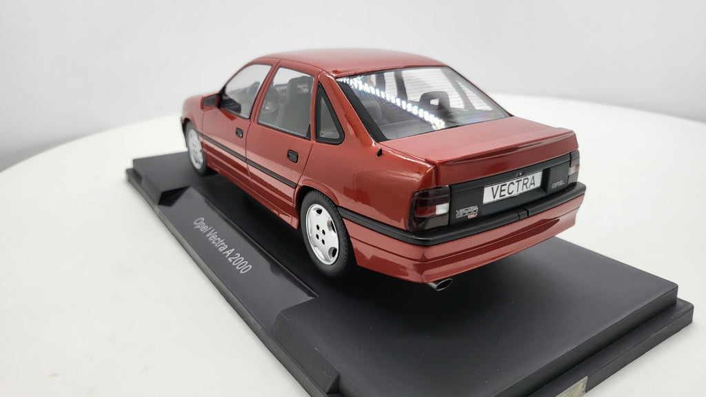 MCG: Opel Vectra A 2000 Bordeaux Rood Metallic (1990) - Schaal 1:18