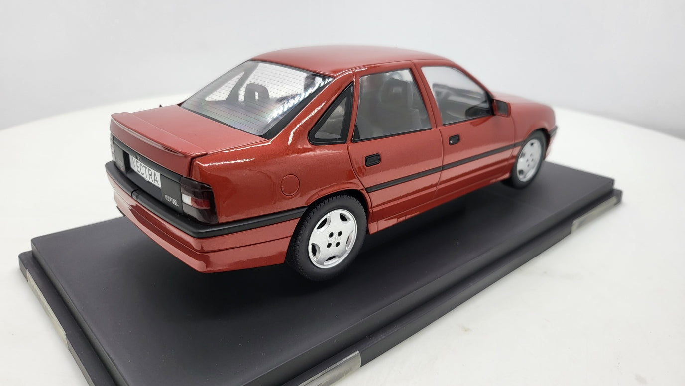 MCG: Opel Vectra A 2000 Bordeaux Rood Metallic (1990) - Schaal 1:18