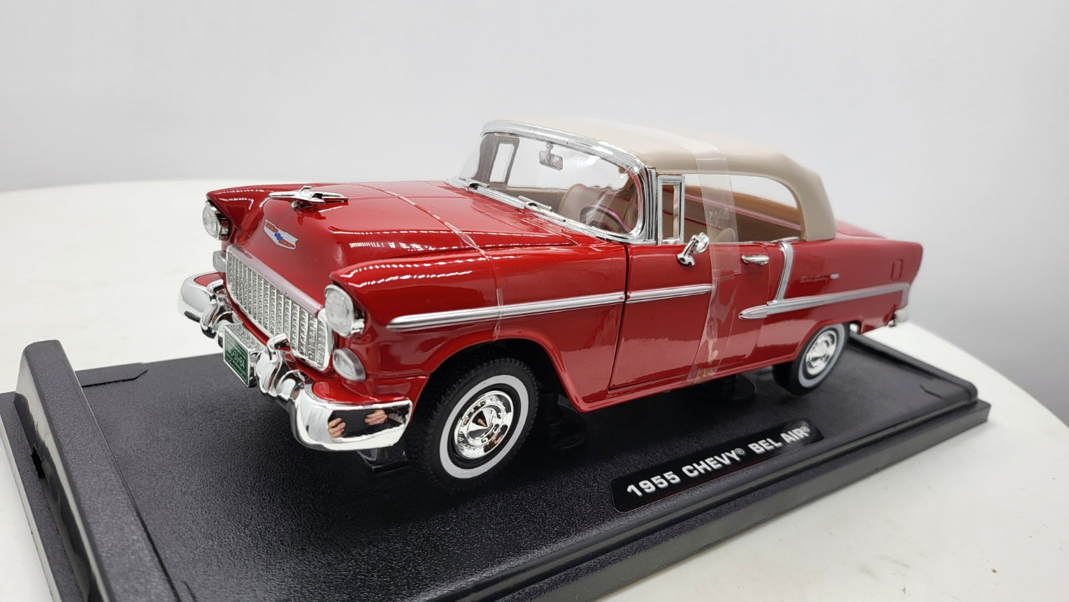 MotorMax: Chevrolet Bel Air Convertible Rood (1955) - Schaal 1:18