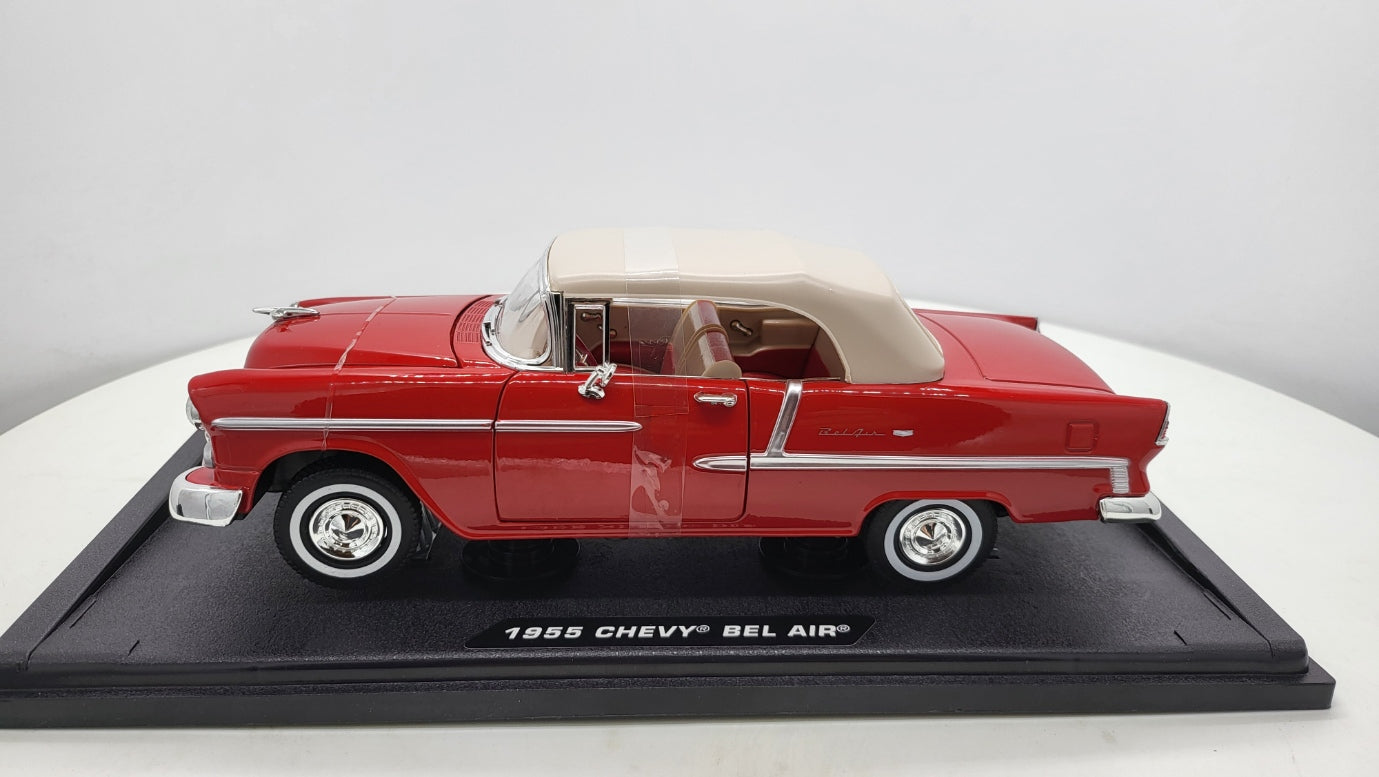 MotorMax: Chevrolet Bel Air Convertible Rood (1955) - Schaal 1:18