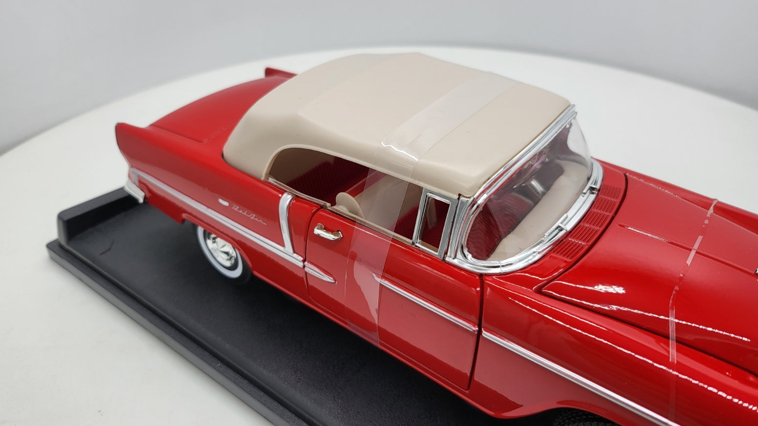 MotorMax: Chevrolet Bel Air Convertible Rood (1955) - Schaal 1:18