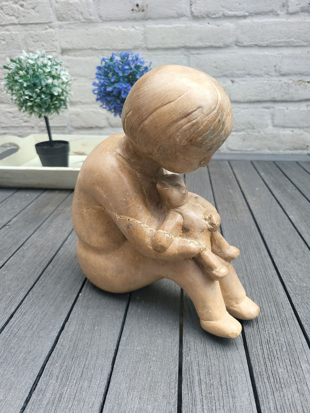 Speksteen Beeld Meisje met Knuffel 17cm