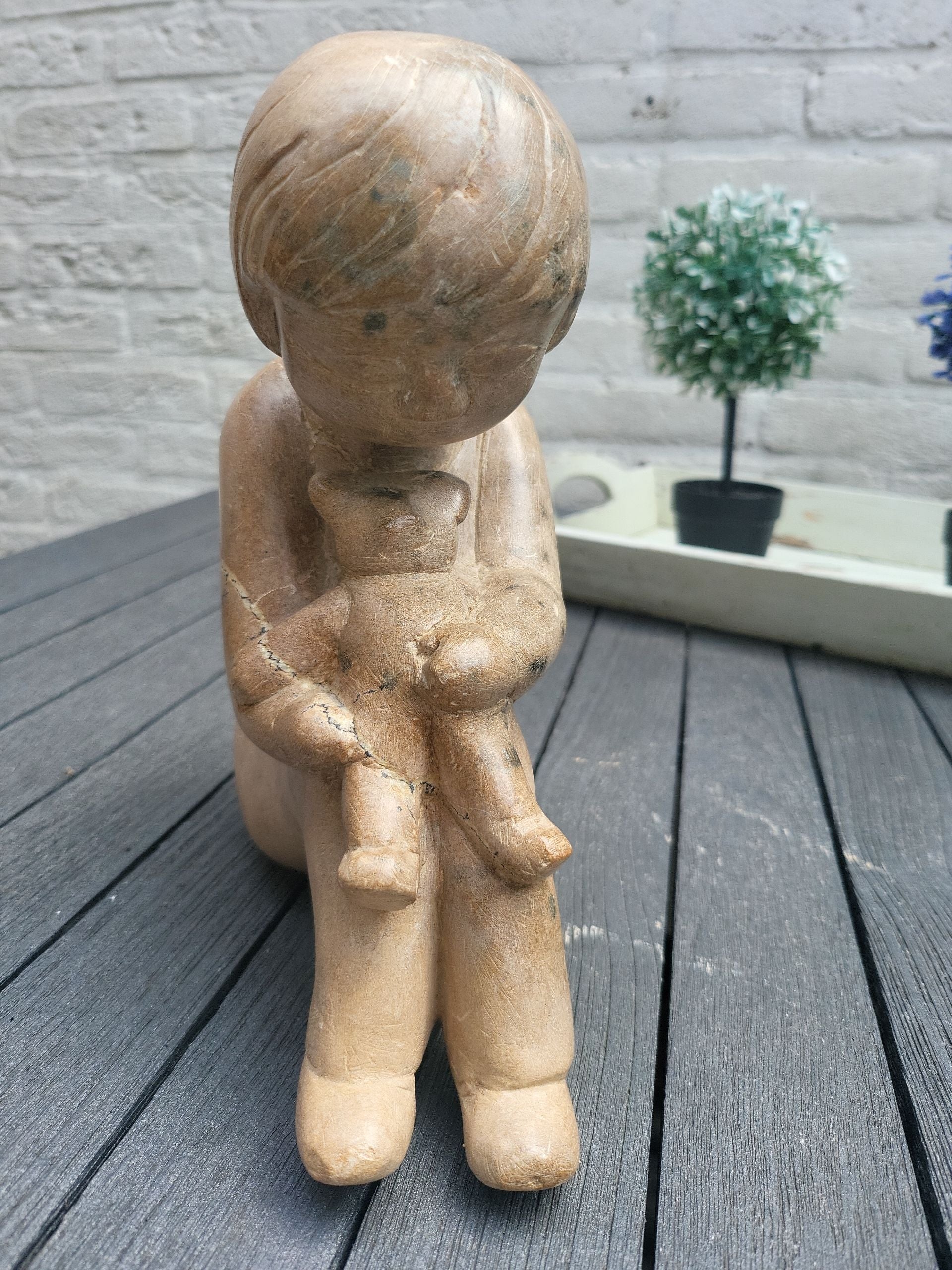 Speksteen Beeld Meisje met Knuffel 17cm