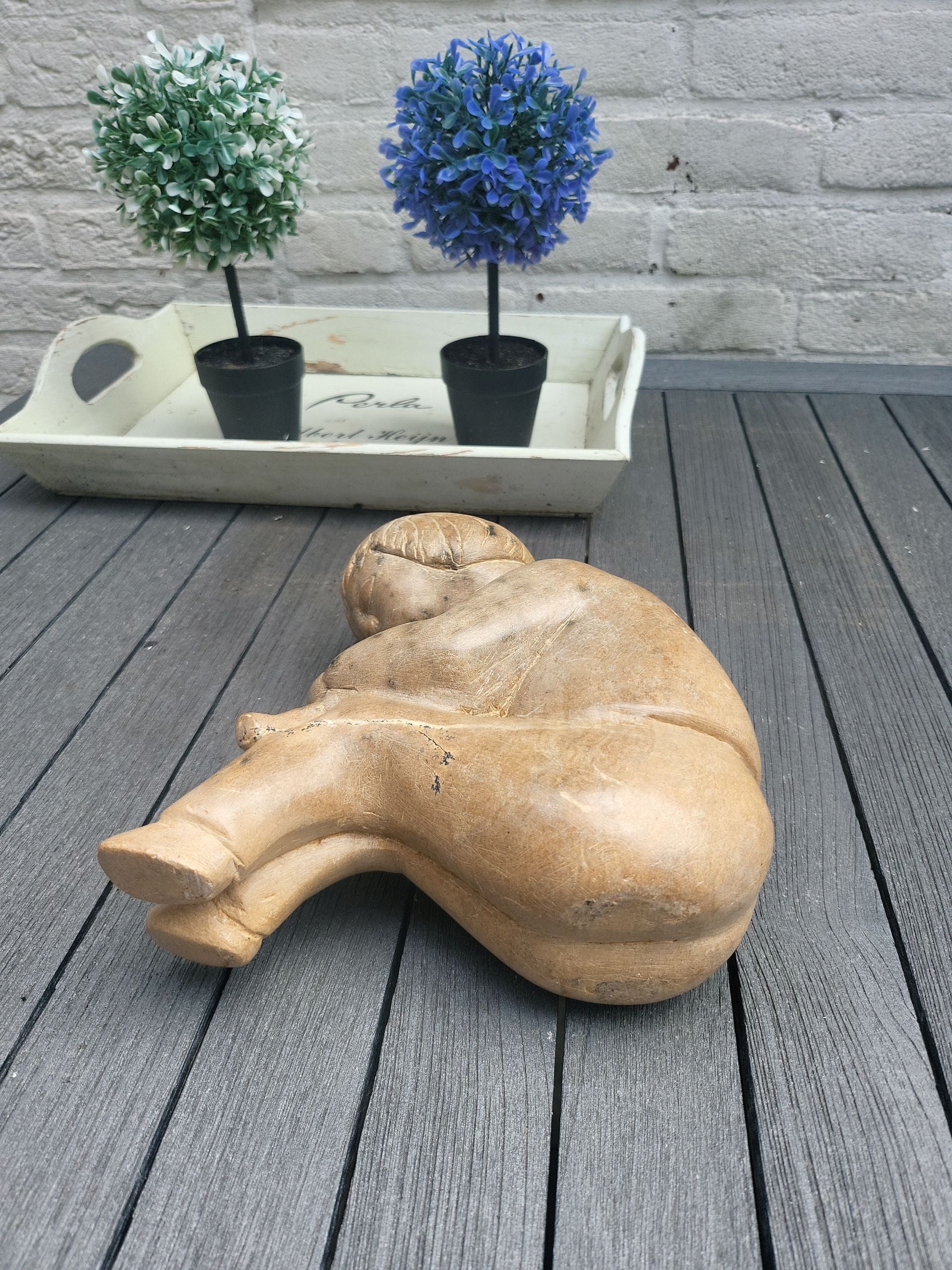 Speksteen Beeld Meisje met Knuffel 17cm