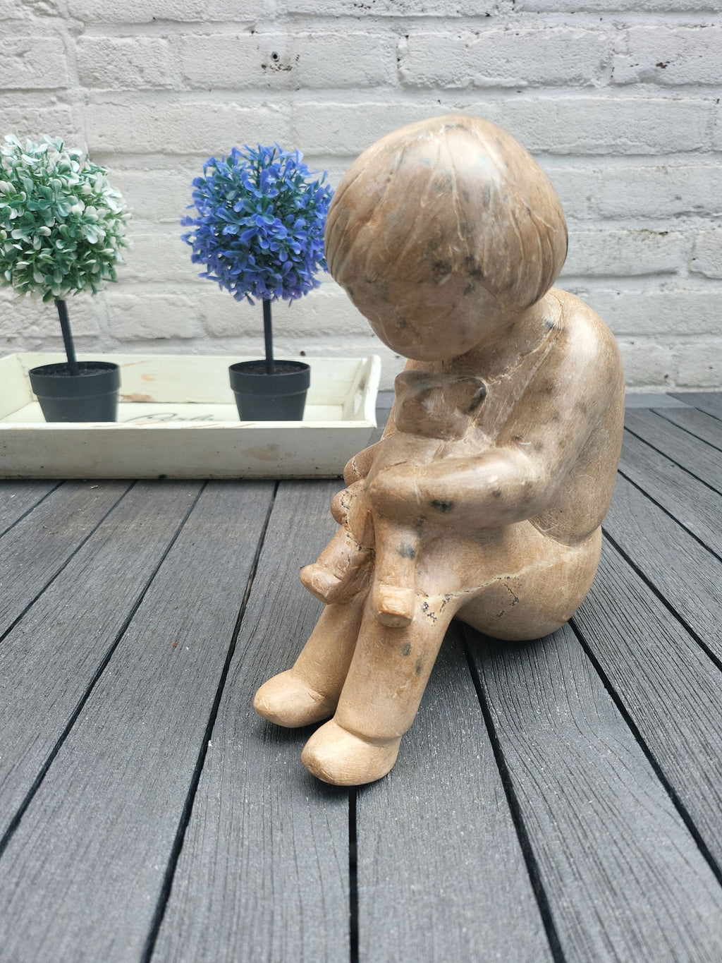 Speksteen Beeld Meisje met Knuffel 17cm