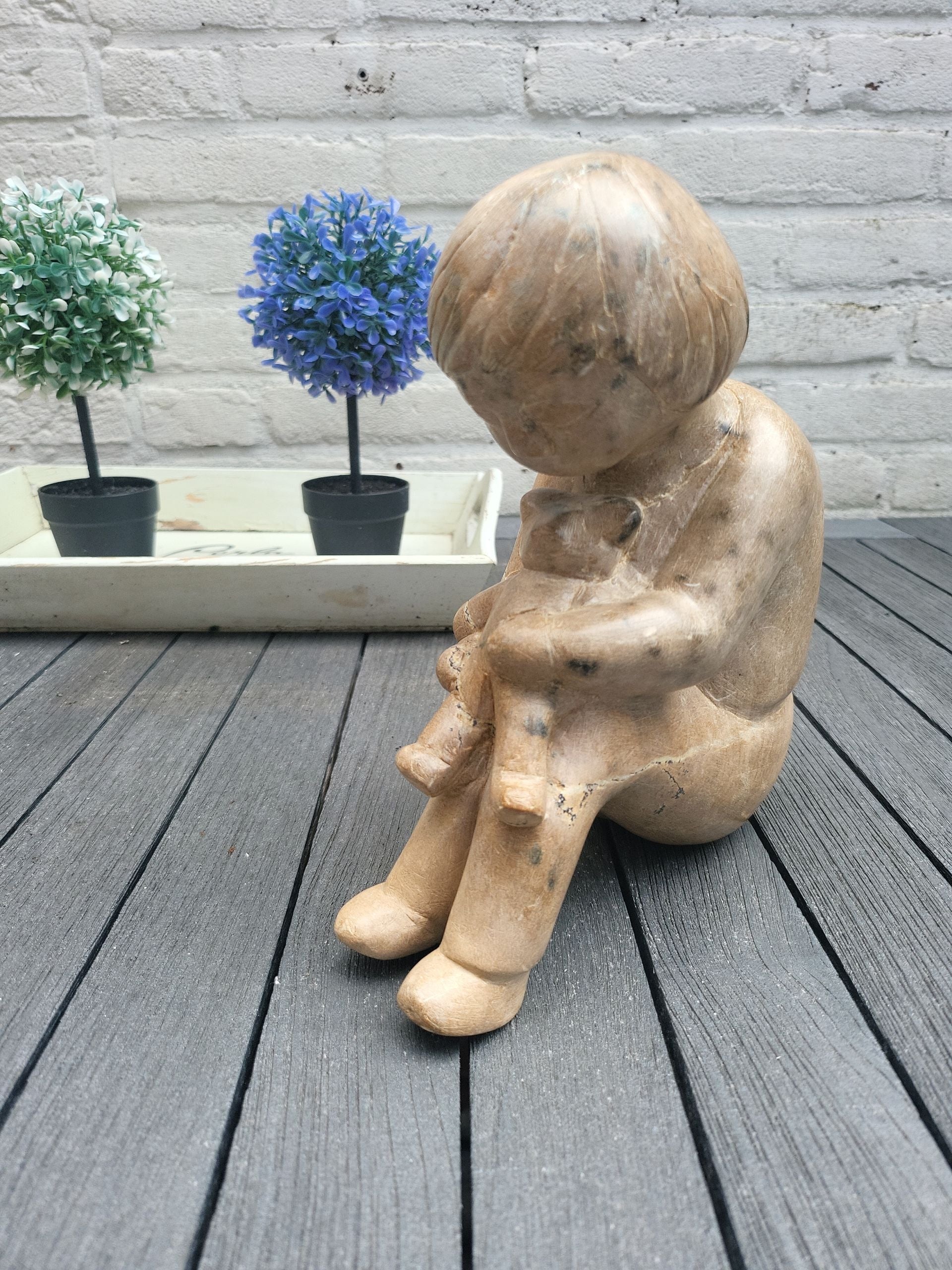Speksteen Beeld Meisje met Knuffel 17cm