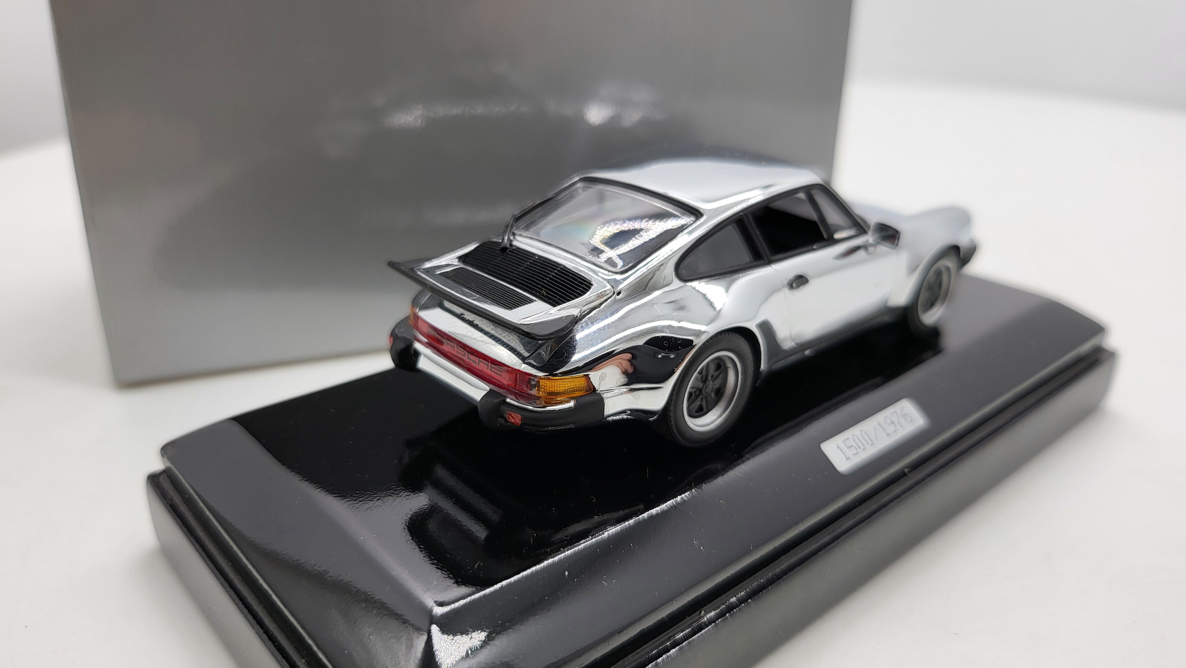Minichamps Porsche 911 Turbo 1995 - Chrome - 1:43 - Limited Edition