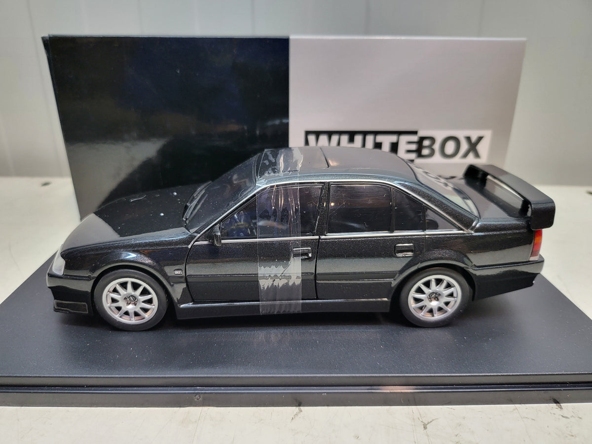 WhiteBox - Opel Omega Evolution 500 - Zwart - 1:24