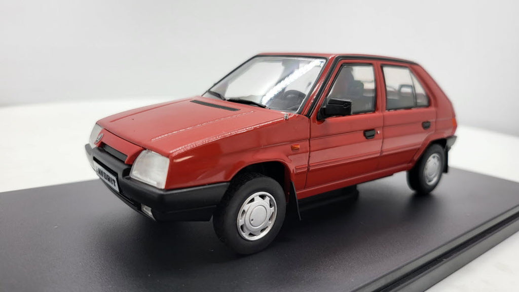 Whitebox Skoda Favorit Rood 1987 - Schaal 1:24