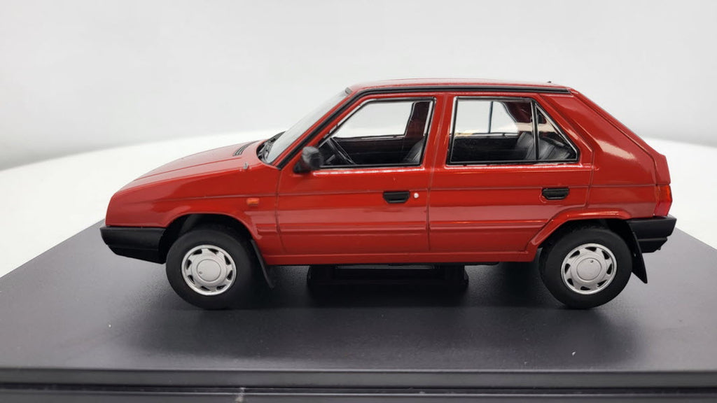 Whitebox Skoda Favorit Rood 1987 - Schaal 1:24