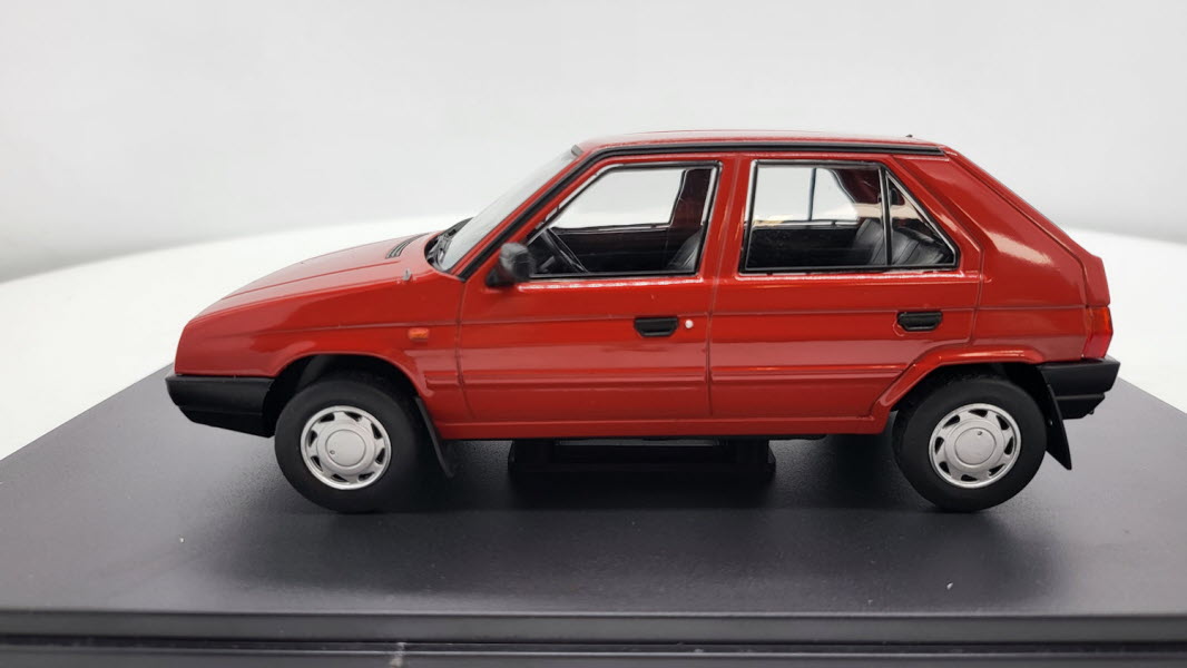 Whitebox Skoda Favorit Rood 1987 - Schaal 1:24