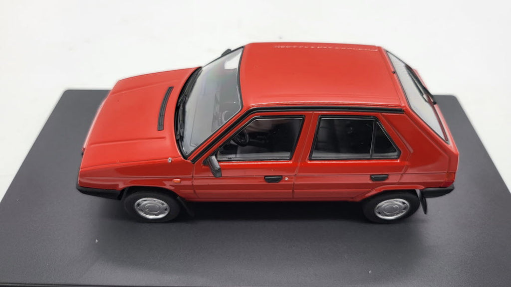 Whitebox Skoda Favorit Rood 1987 - Schaal 1:24