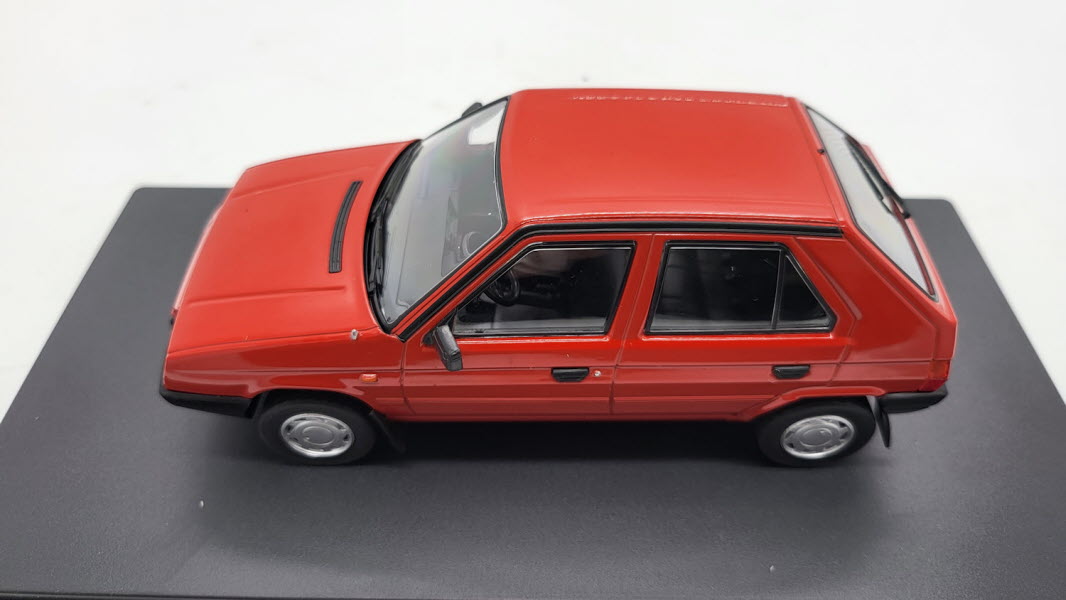 Whitebox Skoda Favorit Rood 1987 - Schaal 1:24