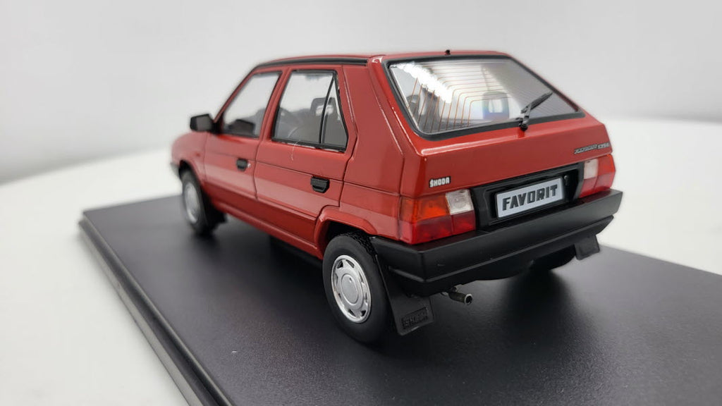 Whitebox Skoda Favorit Rood 1987 - Schaal 1:24
