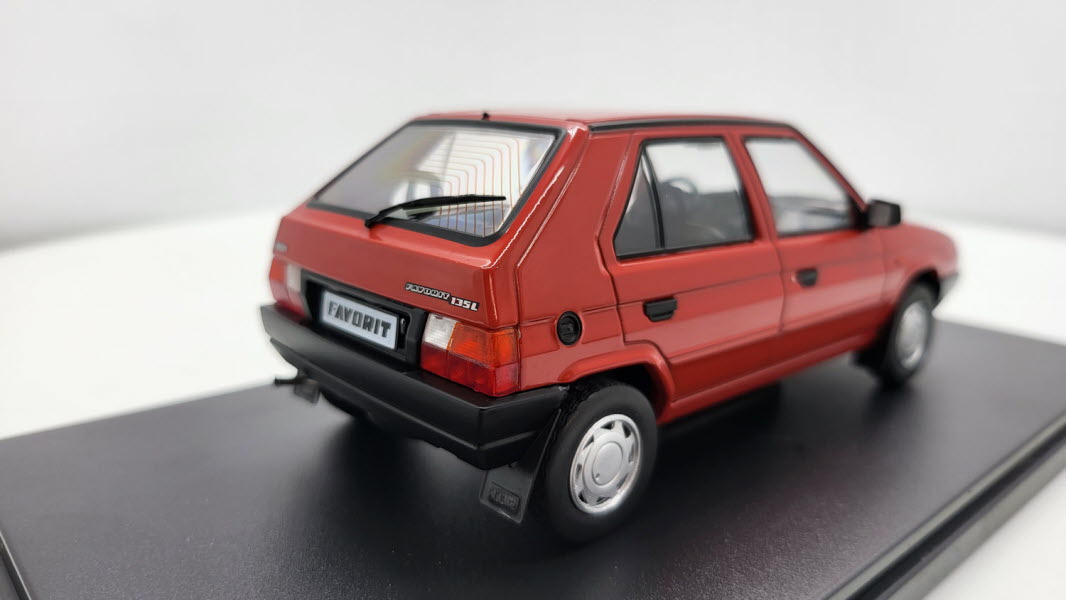 Whitebox Skoda Favorit Rood 1987 - Schaal 1:24