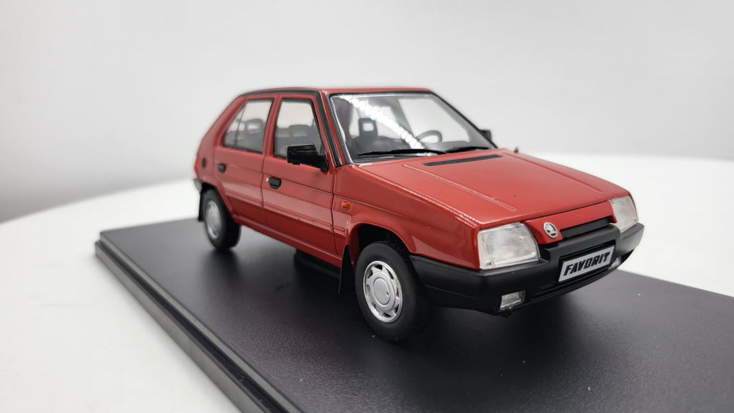Whitebox Skoda Favorit Rood 1987 - Schaal 1:24