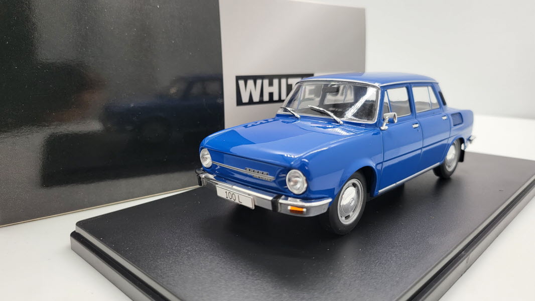 WhiteBox Škoda 100L Blauw 1969 - Schaal 1:24