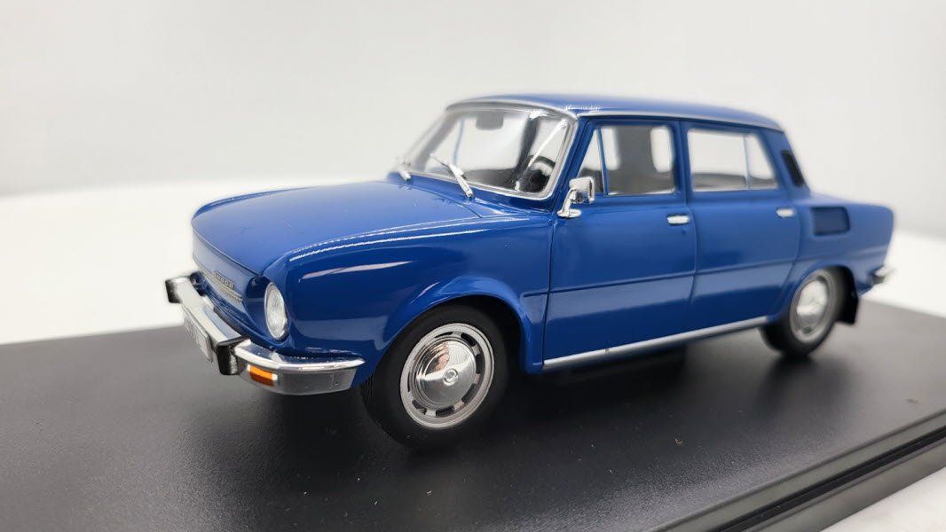 WhiteBox Škoda 100L Blauw 1969 - Schaal 1:24