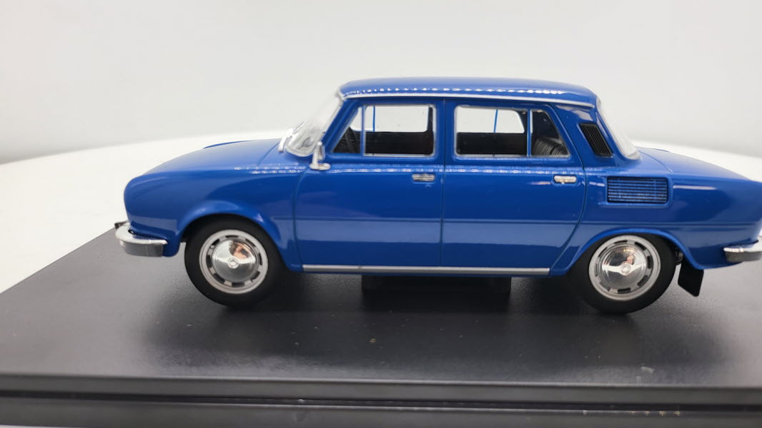 WhiteBox Škoda 100L Blauw 1969 - Schaal 1:24