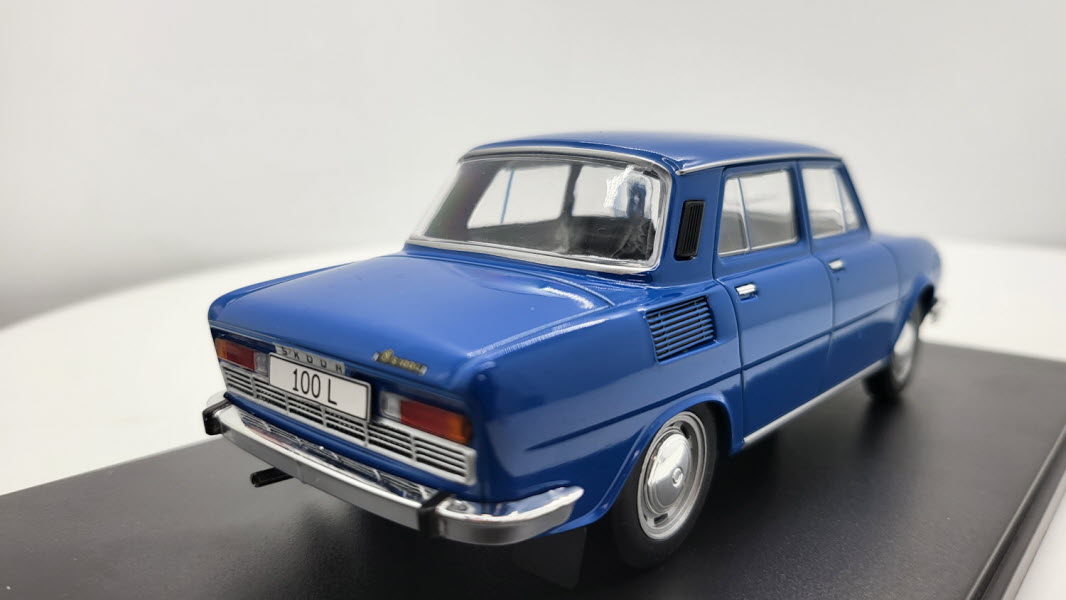 WhiteBox Škoda 100L Blauw 1969 - Schaal 1:24