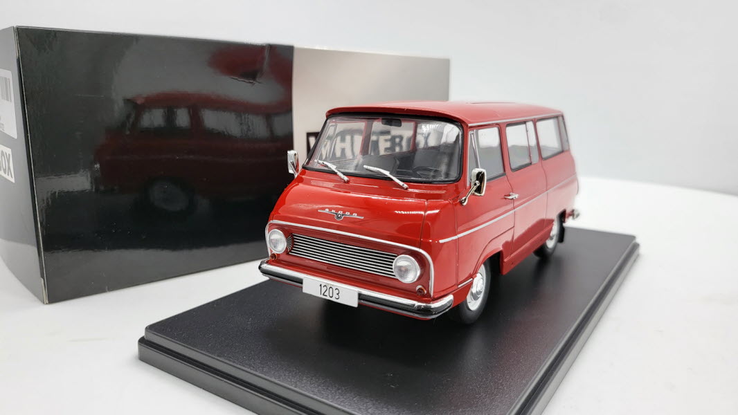 Whitebox Skoda 1203 Bus Rood 1968 - Schaal 1:24