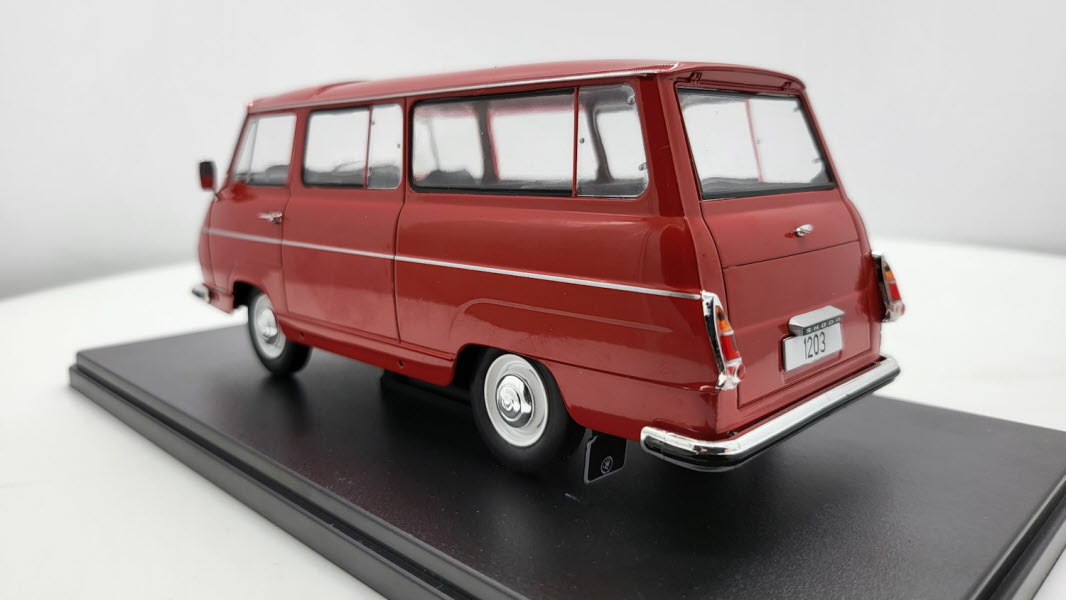 Whitebox Skoda 1203 Bus Rood 1968 - Schaal 1:24