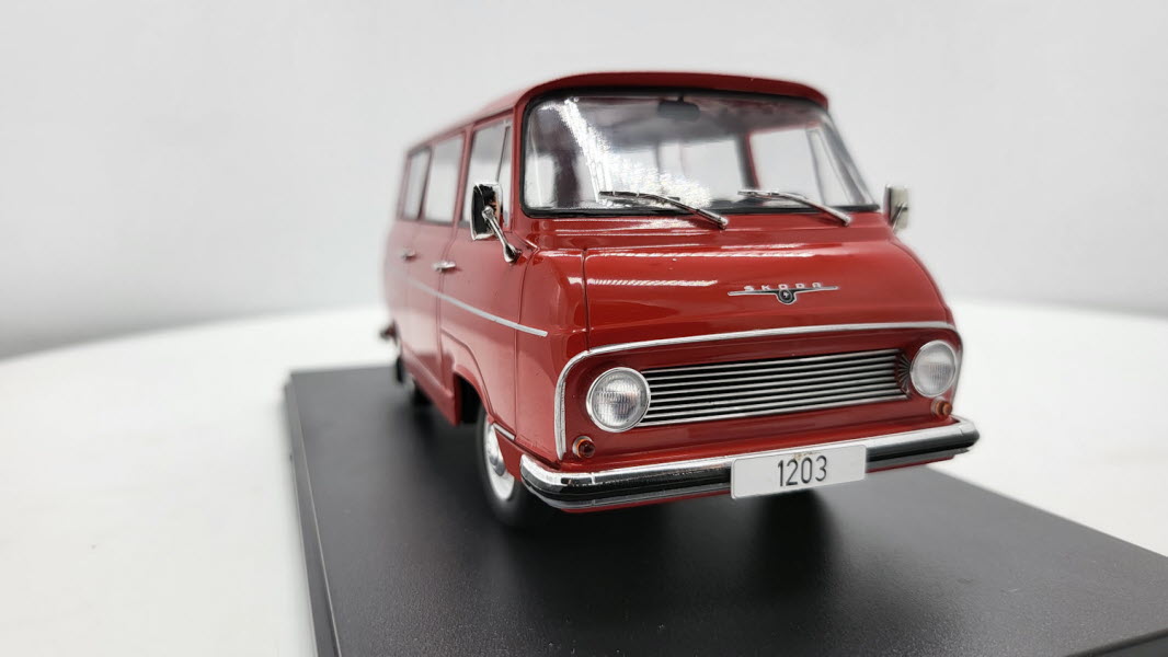 Whitebox Skoda 1203 Bus Rood 1968 - Schaal 1:24