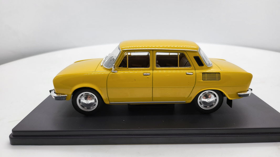 Whitebox Skoda 100L Geel 1969 - Schaal 1:24