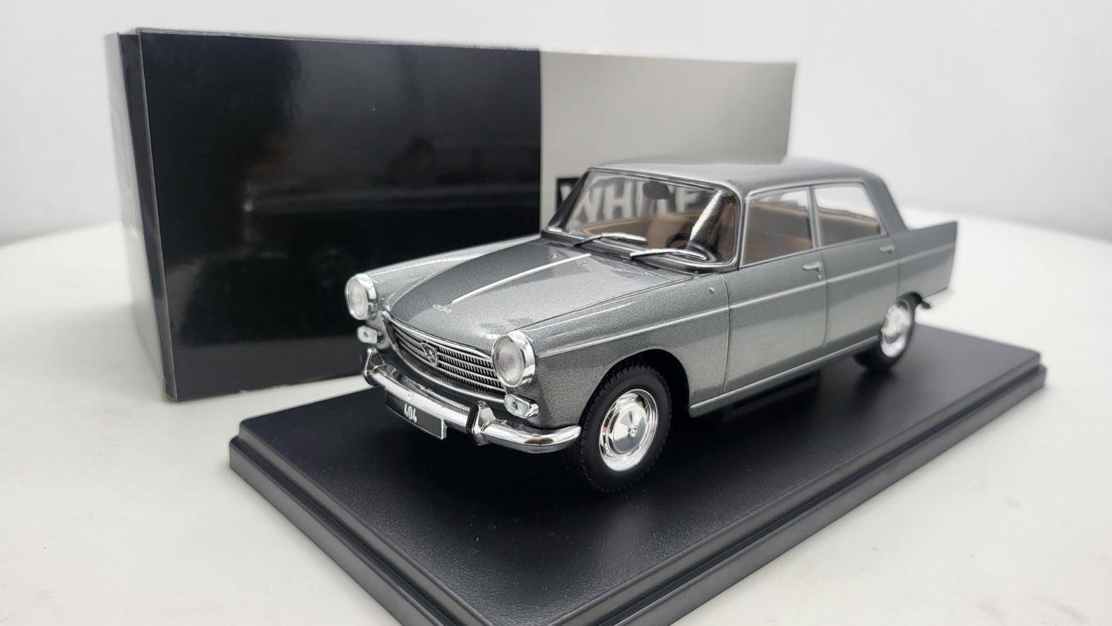 Whitebox Peugeot 404 Grijs 1960 - Schaal 1:24
