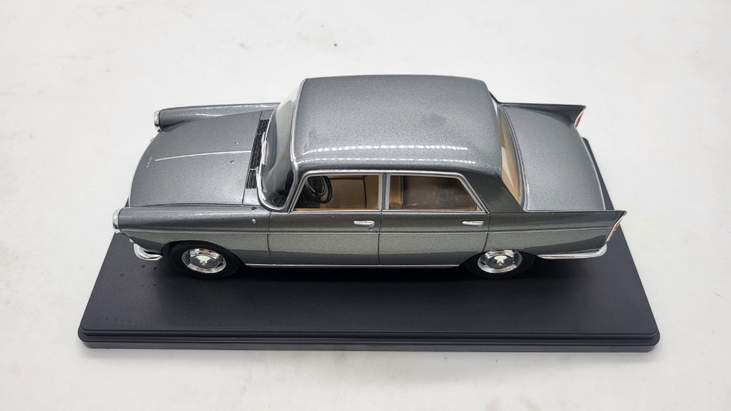 Whitebox Peugeot 404 Grijs 1960 - Schaal 1:24