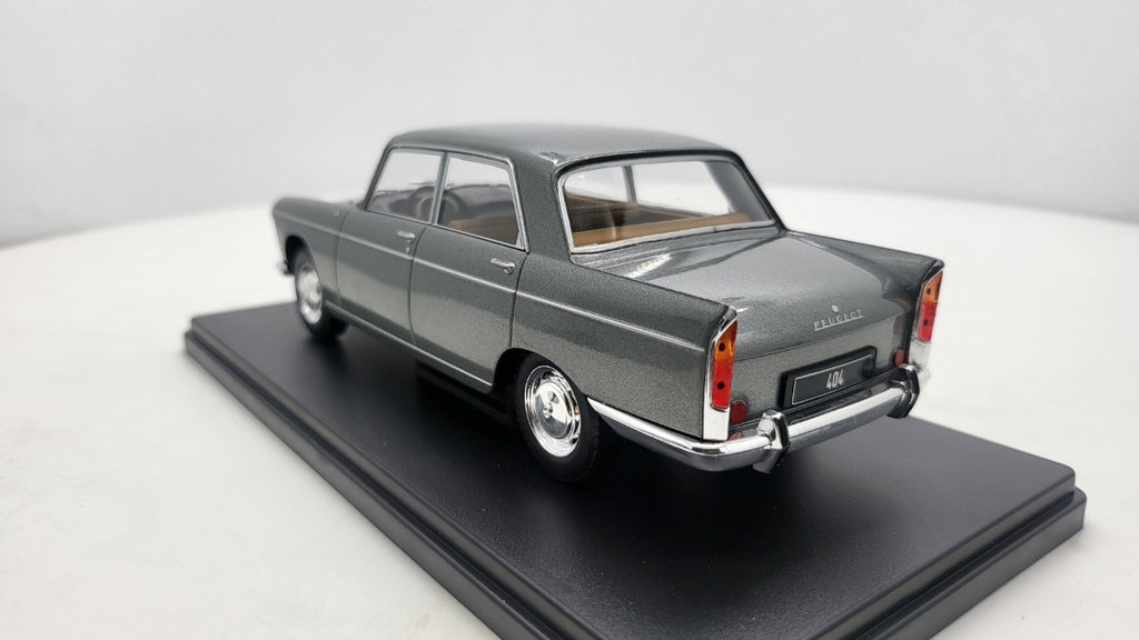 Whitebox Peugeot 404 Grijs 1960 - Schaal 1:24