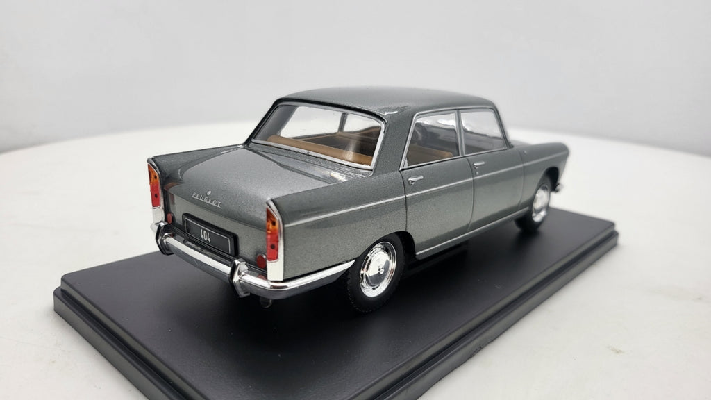 Whitebox Peugeot 404 Grijs 1960 - Schaal 1:24