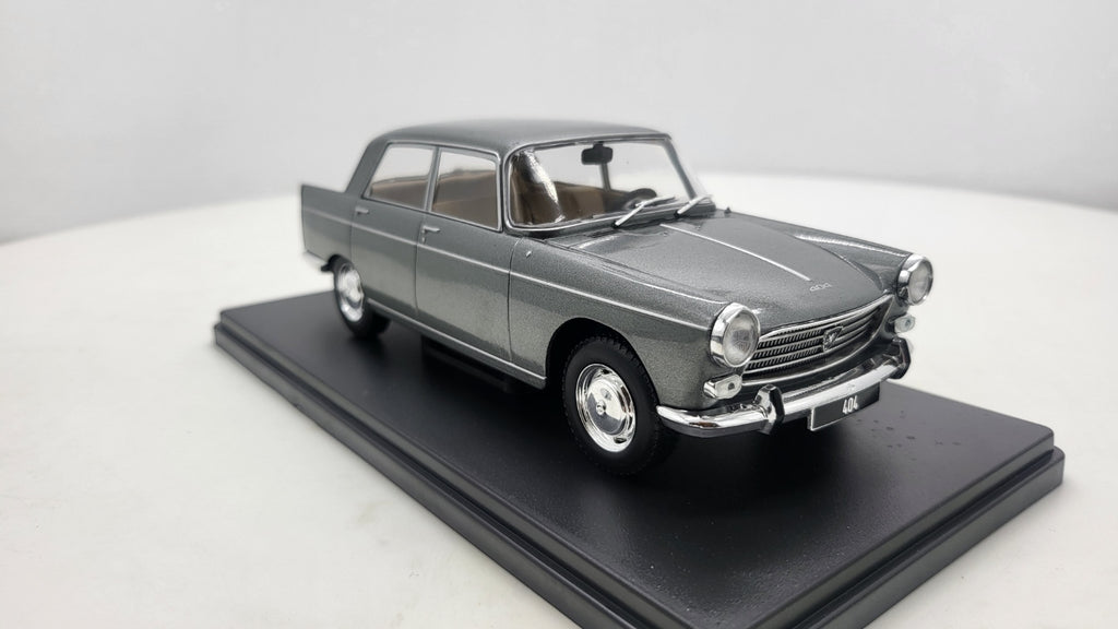 Whitebox Peugeot 404 Grijs 1960 - Schaal 1:24