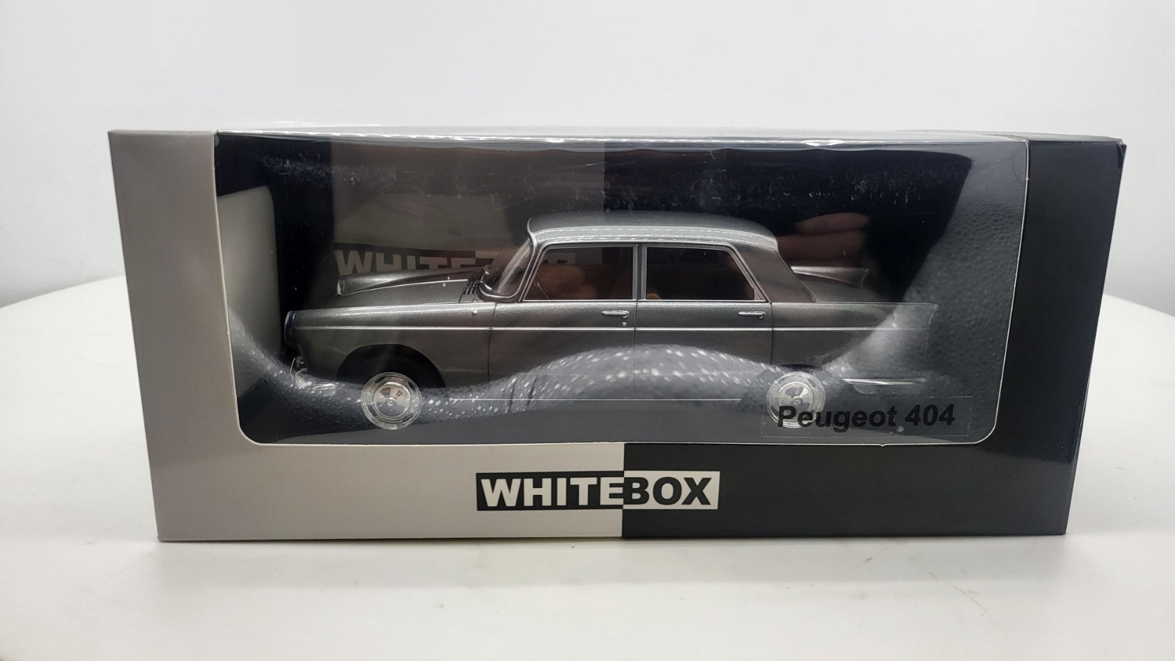 Whitebox Peugeot 404 Grijs 1960 - Schaal 1:24