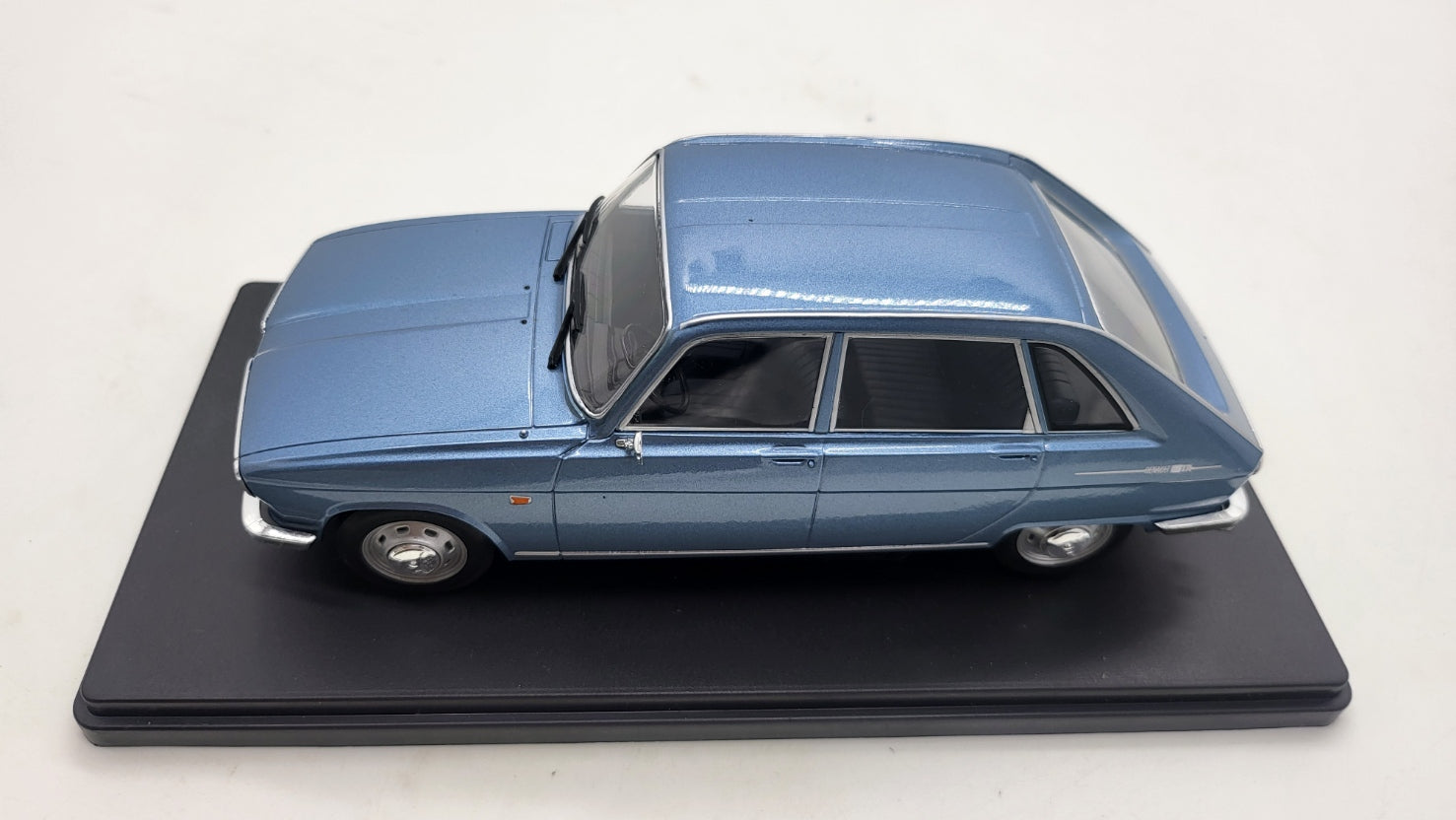 Whitebox Renault 16 Lichtblauw 1965 - Schaal 1:24