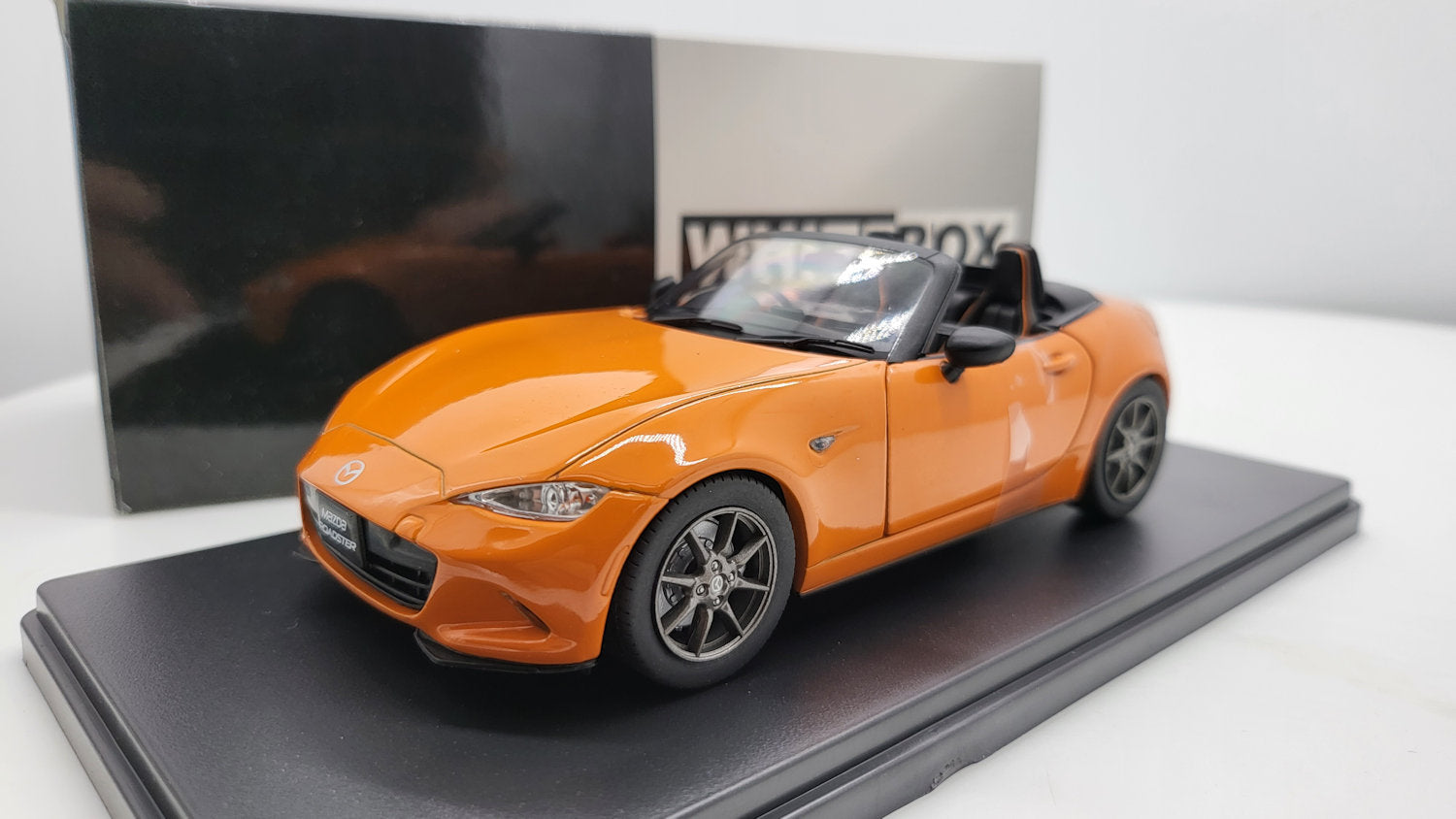 WhiteBox Datsun 240Z Oranje 1969 - Schaal 1:24