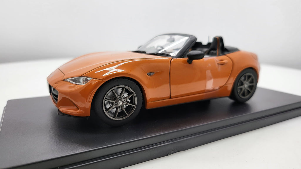 WhiteBox Datsun 240Z Oranje 1969 - Schaal 1:24