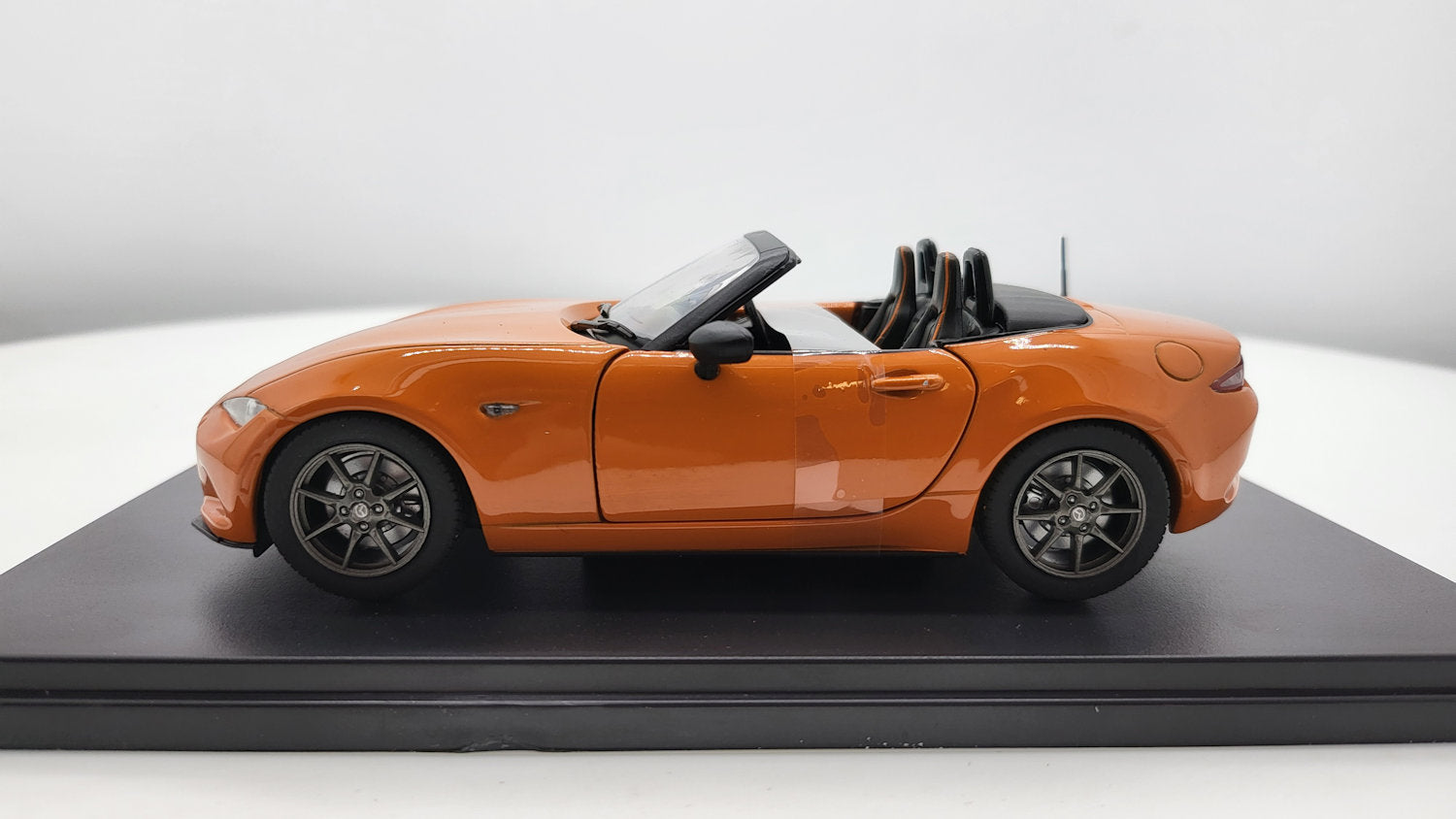 WhiteBox Datsun 240Z Oranje 1969 - Schaal 1:24