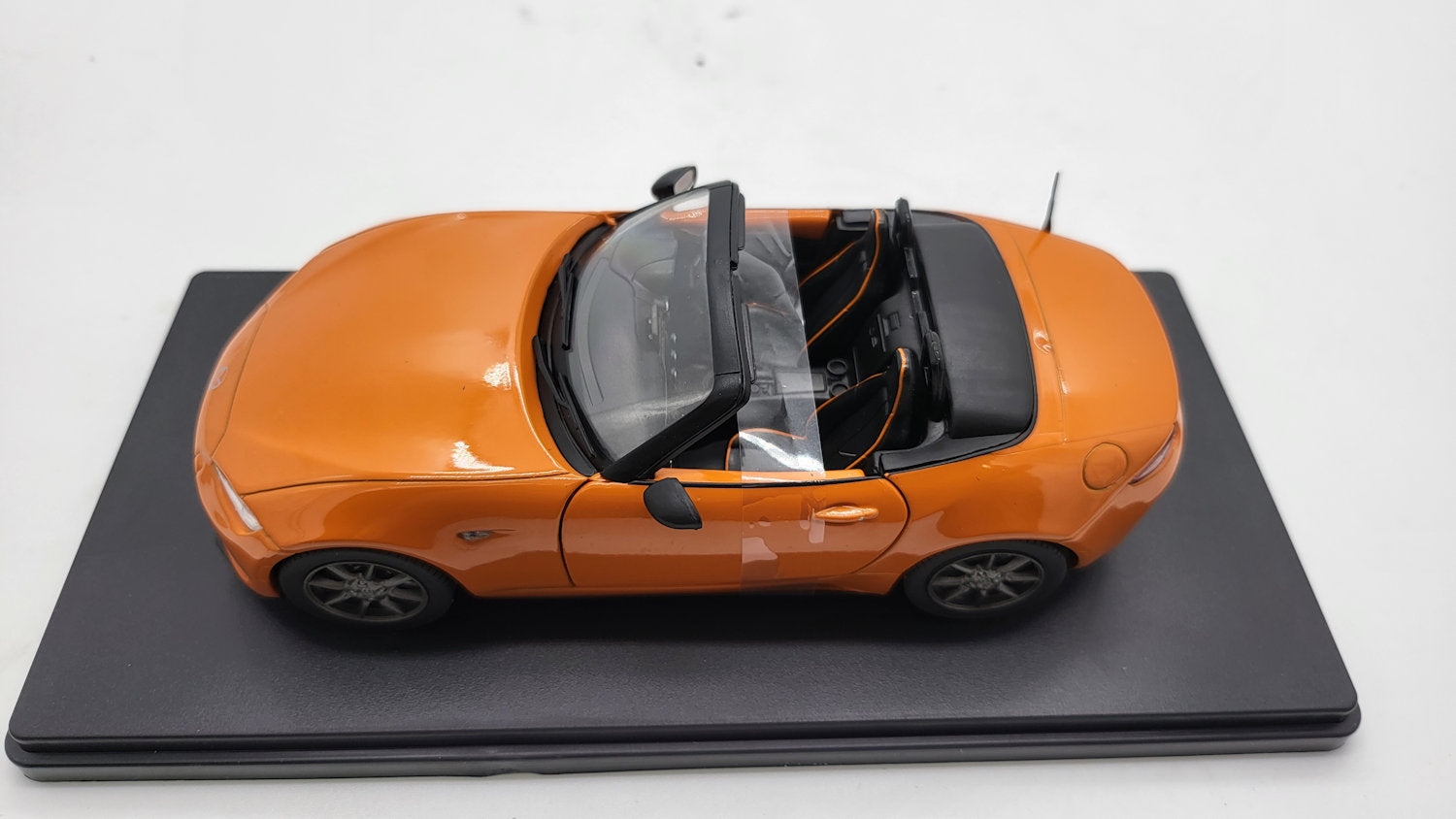 WhiteBox Datsun 240Z Oranje 1969 - Schaal 1:24